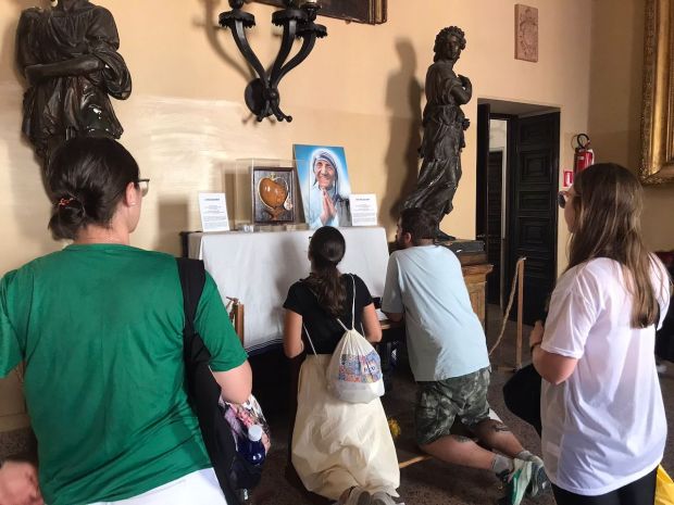 jubileo de los jóvenes en roma con las reliquias de madre teresa