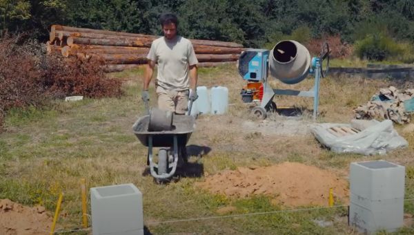 Corner Item Image - Vianney bâtit sa cabane “sur le roc”
