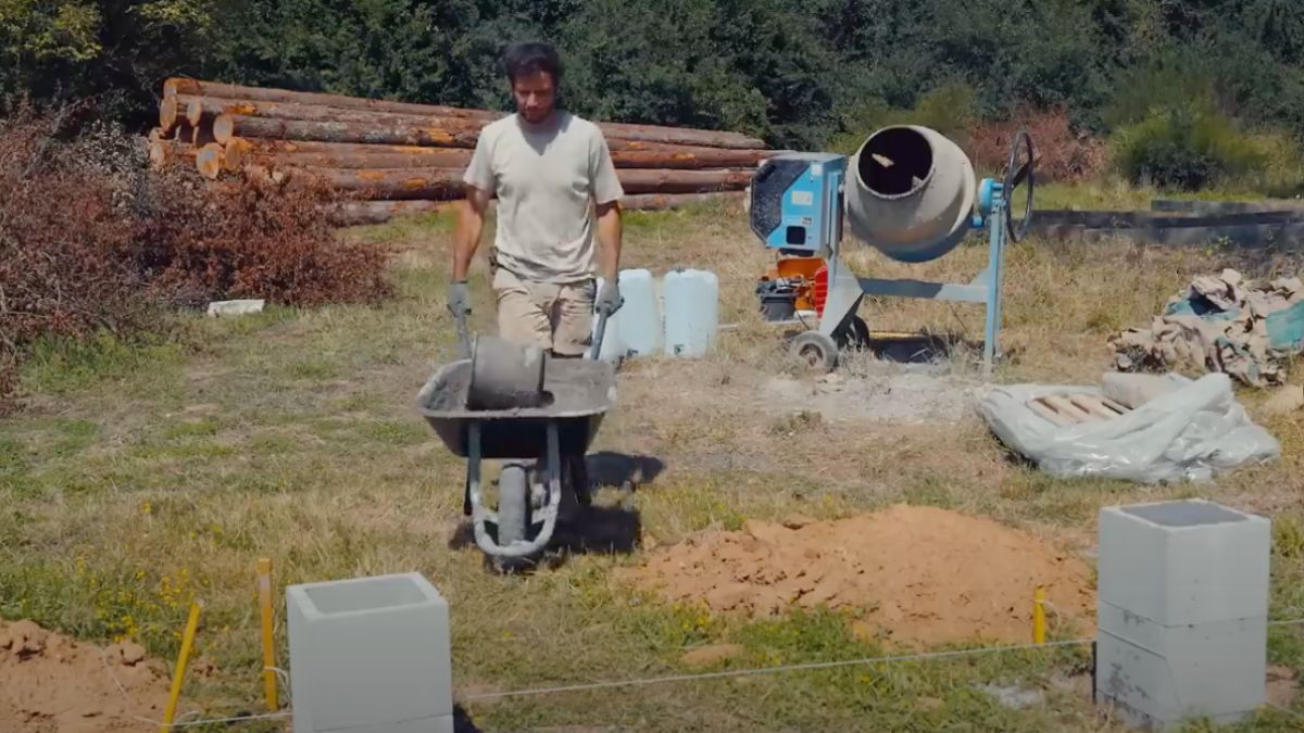Vianney partage des images de sa future cabane “bâtie sur le roc”