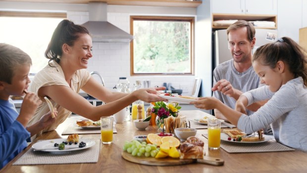Réveil du mauvais pied, cris et disputes… Cette astuce va changer vos matins en famille