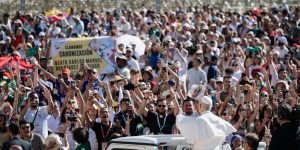 Des dizaines de milliers de jeunes catholiques et une marée de drapeaux à l’audience générale
