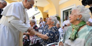 Journée mondiale des personnes âgées : Léon XIV joint le geste à la parole