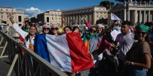 Sur une place Saint-Pierre pleine à craquer, les jeunes lancent leur Jubilé