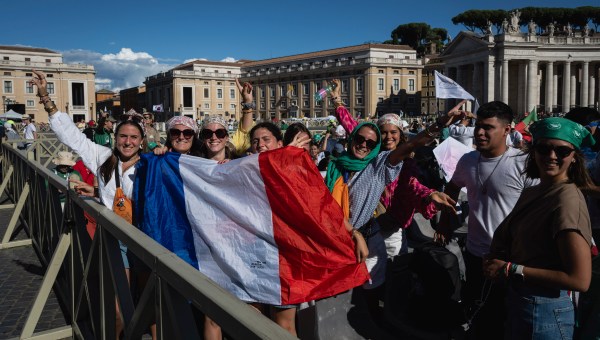 Corner Item Image - Sur une place Saint-Pierre pleine à craquer, les jeunes lancent leur Jubilé