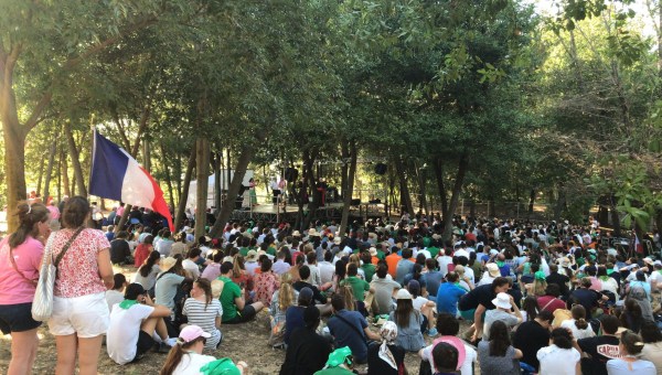 Le cardinal Parolin devant un groupe de jeunes Français dans le parc du Lycée Chateaubriand à Rome le 30 juillet