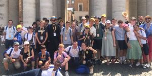 “Un moment magique” : la joie de jeunes servants d’autel français reçus par Léon XIV