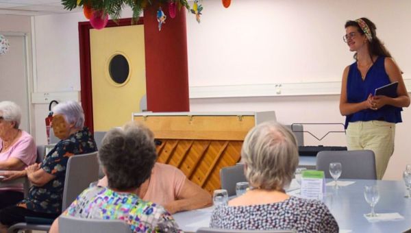 Corner Item Image - Elle crée un spectacle pour les résidents des maisons de retraite