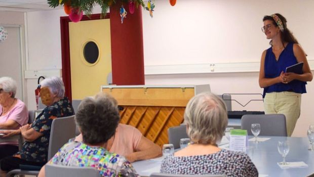 Elle crée un spectacle pour les résidents des maisons de retraite