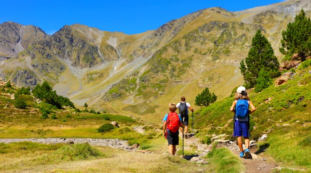 RANDONNEE-MONTAGNE-ETE-FAMILLE-shutterstock