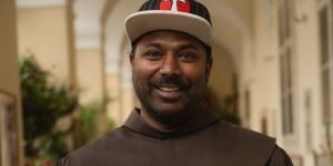 Casquette, cordon et micro : le flow franciscain du père Sandesh