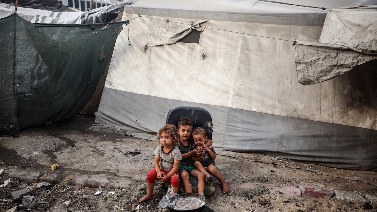 palestinian-children-outside-tents.jpg
