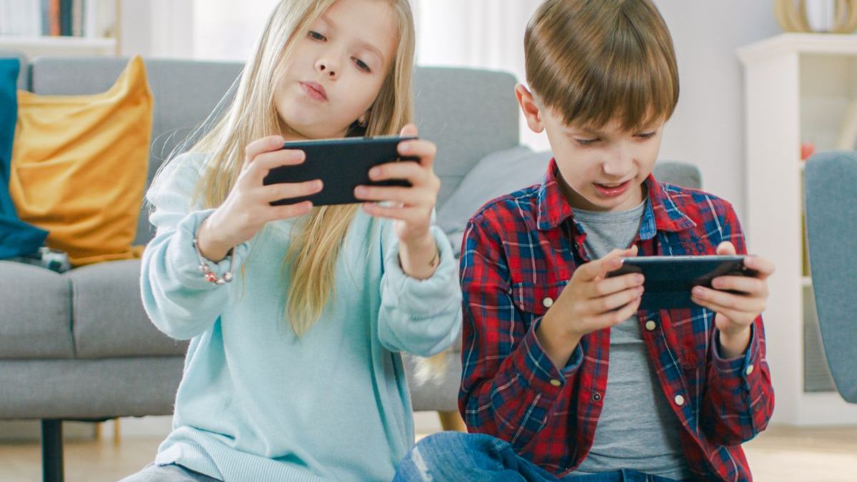 CHILDREN-SMARTPHONE.jpg