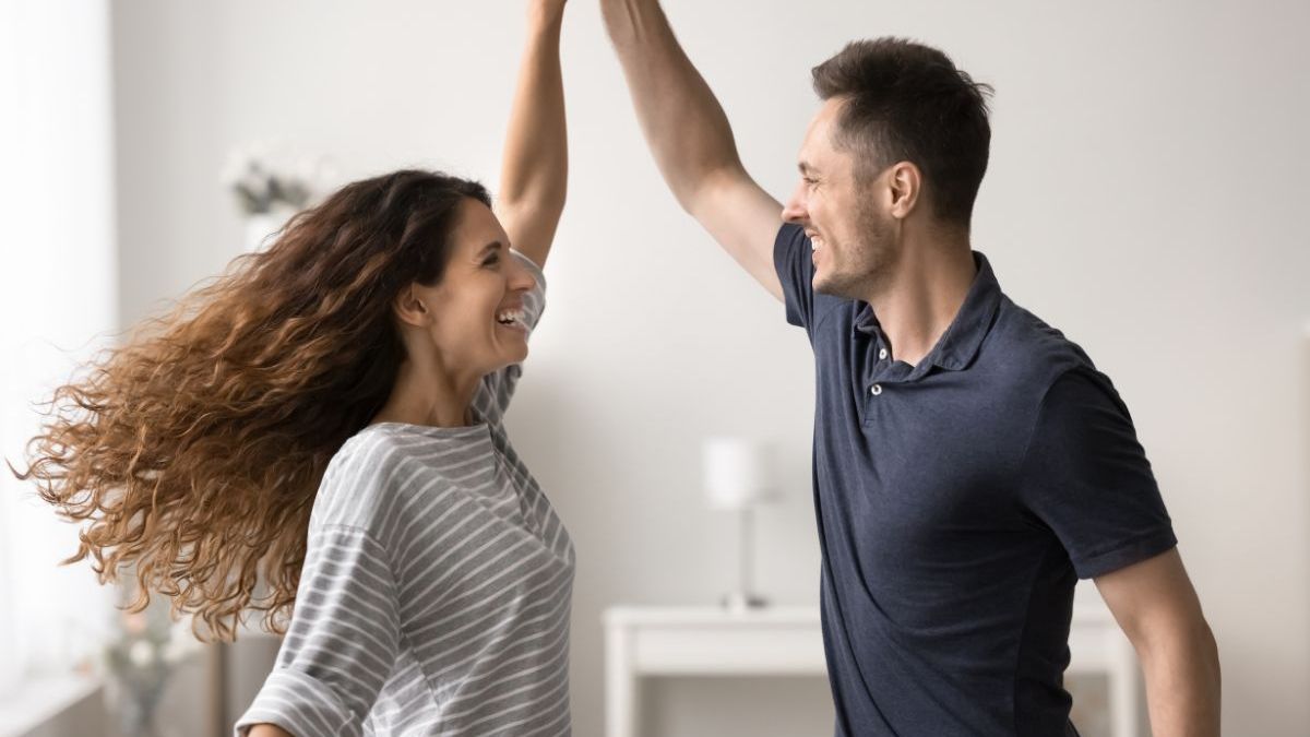 COUPLE-DANSE-SMILE-HAPPY.jpg