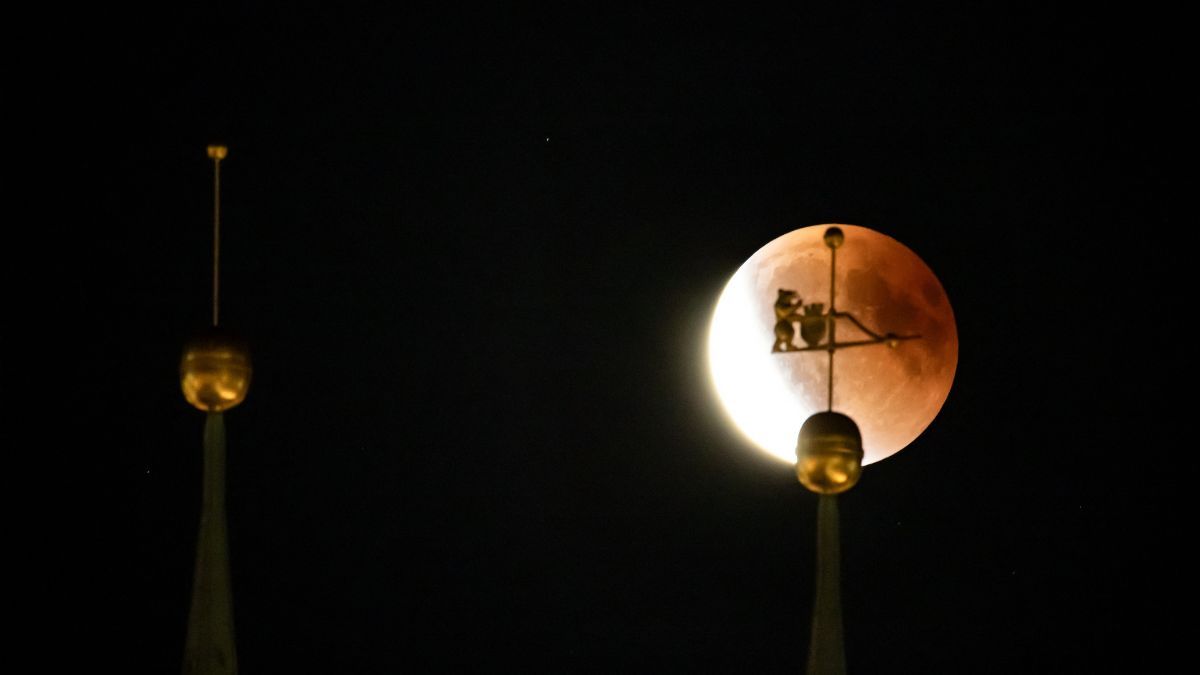 Lune-rouge-se-laissant-observer-depuis-leglise-Saint-Nicolas-a-Berlin.jpg
