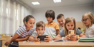 Les justes sous-entendus de l’interdiction du portable à l’école