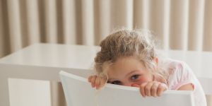 Mon enfant n’aime pas dire bonjour, comment réagir ?