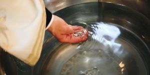 Eau, huile, vin… Pourquoi les sacrements ont-ils des signes visibles ?