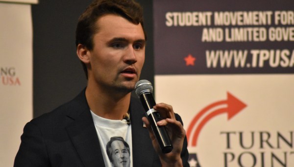 Charlie Kirk est décédé suite à un tir dans une université américaine