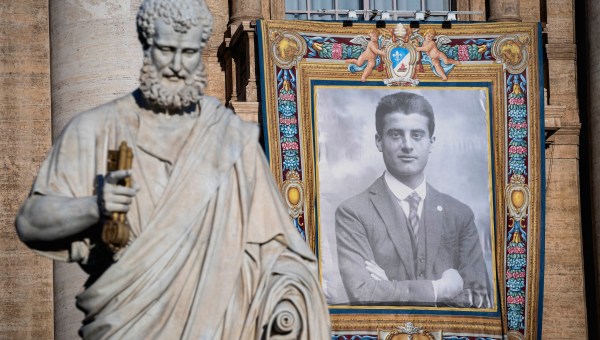 tapestry-portrait-blessed-carlo-acutis-blessed-pier-giorgio-frassati-canonization-st.-peter's-basilica-vatican
