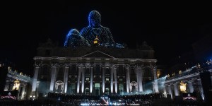[EN IMAGES] Drones, stars et ferveur : un show à l’américaine place Saint-Pierre