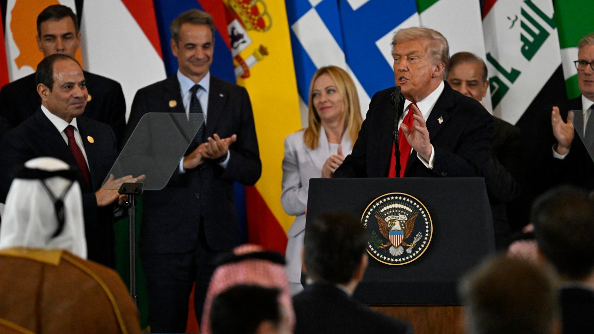 Le président américain Donald Trump (au centre) fait une déclaration lors d'un sommet sur Gaza à Charm el-Cheikh, le 13 octobre 2025. Trump a atterri en Égypte le 13 octobre pour un sommet sur Gaza, après une visite éclair en Israël à la suite de l'entrée en vigueur du cessez-le-feu qu'il a négocié. Khaled DESOUKI / AFP