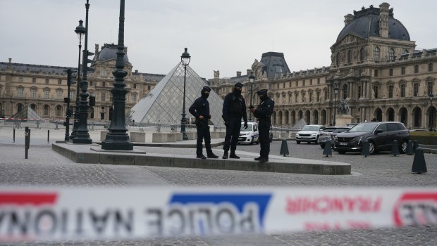 Cambriolage au Louvre : quatre nouvelles interpellations mais des bijoux toujours introuvables