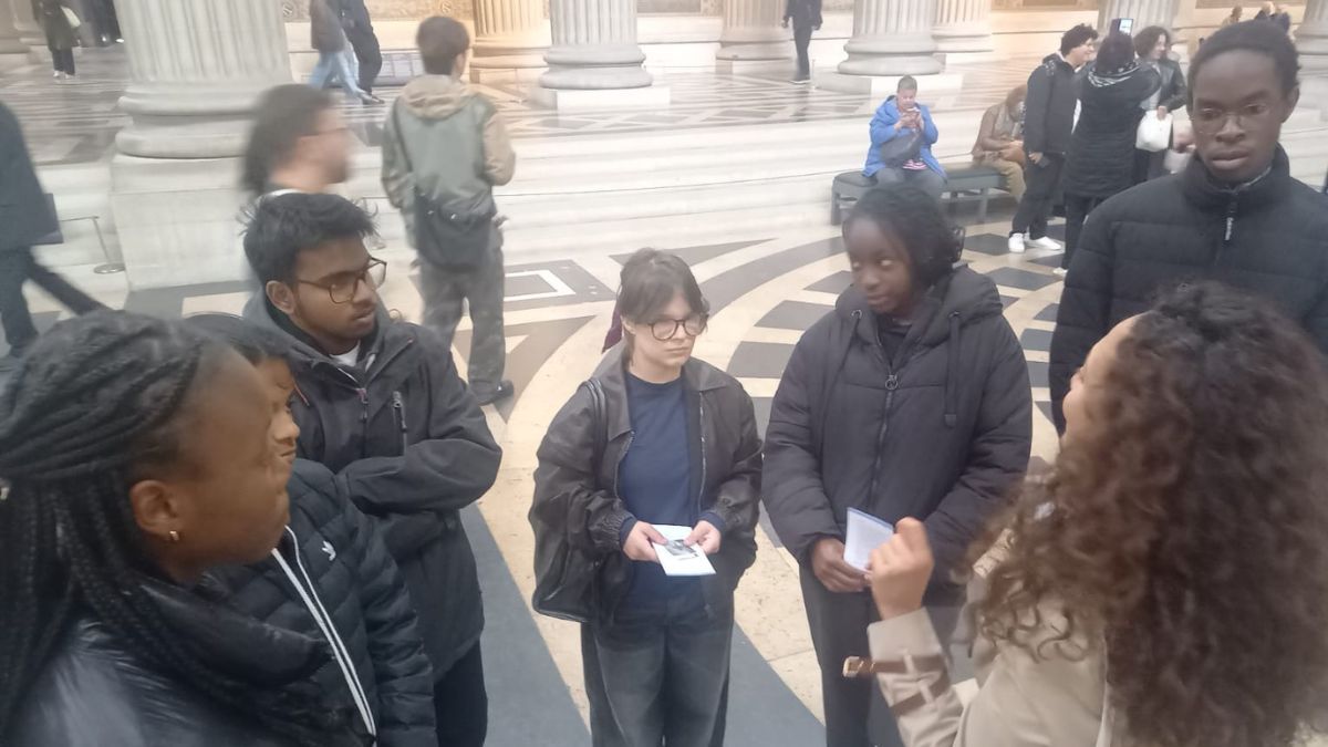 Des jeunes visitent le Panthéon à Paris avec l'association Fraternité missionnaire des cités