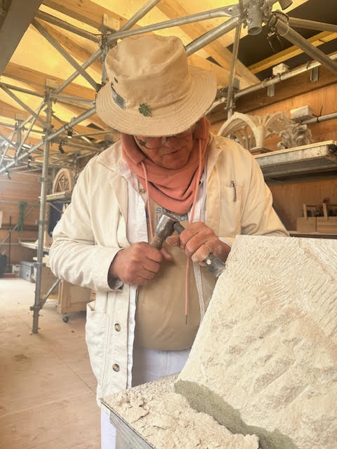 Frédéric, tailleur de pierre à la Fabrique de la flèche