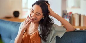 Savoir rire de soi-même : l’art de prendre la vie avec humour