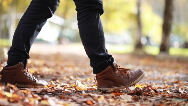 MARCHE-HOMME-NATURE-AUTOMNE-SHUTTERSTOCK