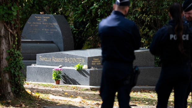 TOMBE-ROBERT-BADINTER-AFP