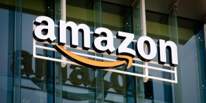 Face à l’intelligence artificielle, Amazon taille dans ses effectifs “de bureau”