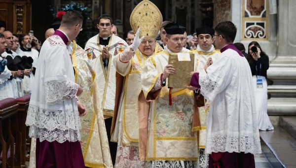 cardinal-raymond-burke-celebratessolemn-pontifical-traditional-latin-mass