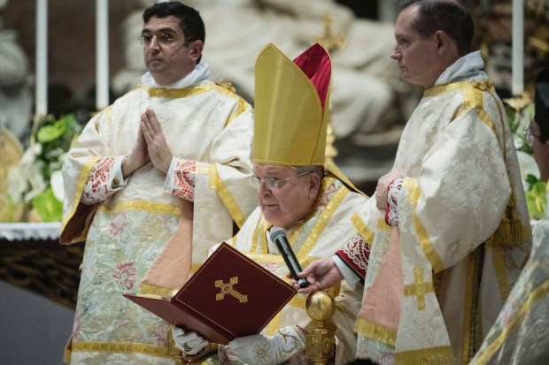 cardinal-raymond-burke-celebratessolemn-pontifical-traditional-latin-mass