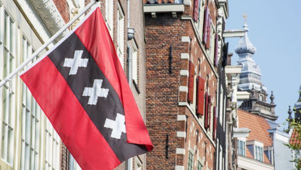 Trois X, un saint : la vraie signification du drapeau d’Amsterdam