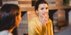 “Du coup”, “genre”, “en fait”… Cette trend TikTok pointe du doigt nos tics de langage