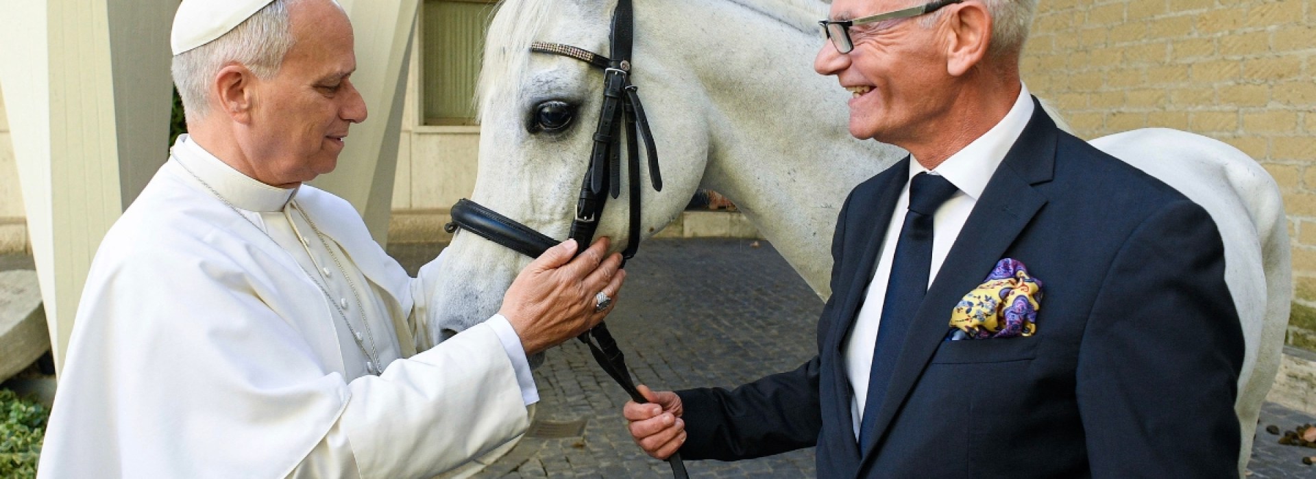 leon-XIV-cheval.jpg