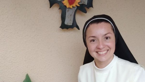 Corner Item Image - Après deux demandes en mariage, Mónica devient finalement religieuse