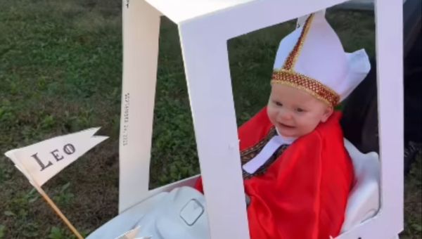 Corner Item Image - Le petit pape Léon fait fondre les cœurs sur les réseaux sociaux