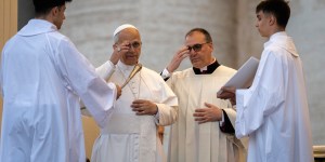 Léon XIV, un pape qui prie et qui veut faire prier