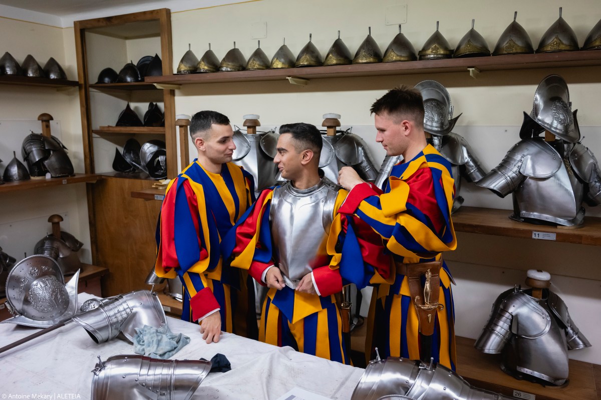 {"rendered":"L\u00e9on XIV assiste \u00e0 l\u2019assermentation des gardes suisses, une premi\u00e8re depuis 1968"}