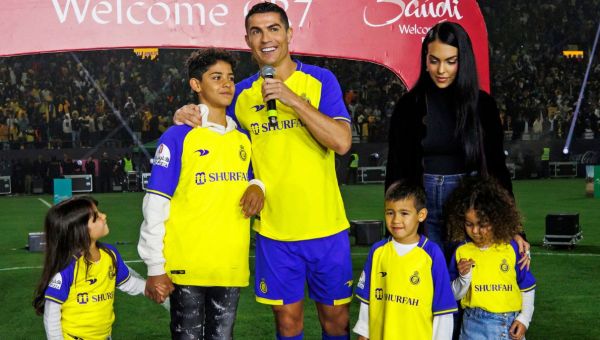 Corner Item Image - Cristiano Ronaldo : “Nous sommes une famille bénie”