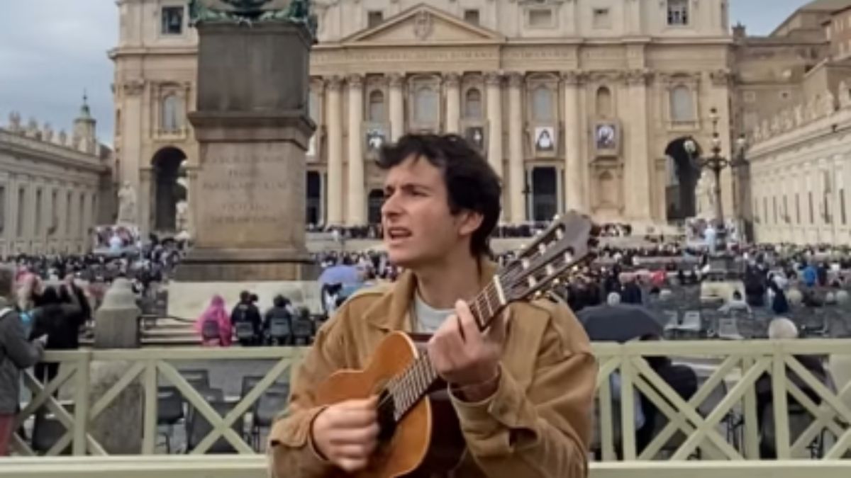 La touchante improvisation de Fratoun (Les Guetteurs) sur la place Saint-Pierre