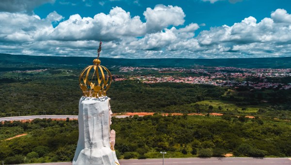 NOTRE-DAME-DE-FATIMA-STATUE-BRESIL-CRATO-SHUTTERSTOCK.