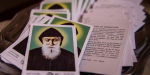 Pourquoi saint Charbel est-il représenté les yeux fermés ?