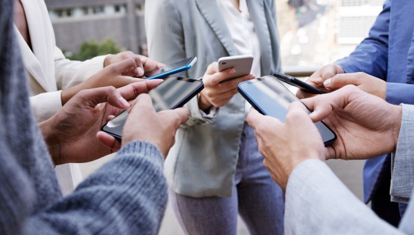 Personnes avec leurs téléphones