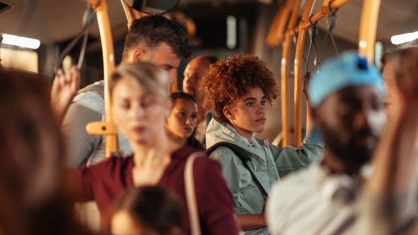 Femme dans un bus