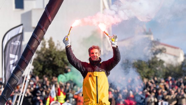 Charlie Dalin lors de sa victoire du Vendée Globe 2025 aux Sables d'Olonne
