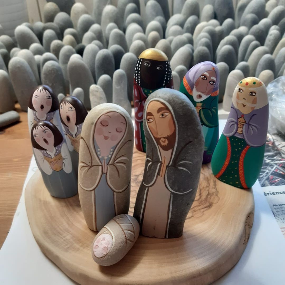 {"rendered":"Santons sur galet de Martine Gaussen"}