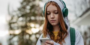 L’Australie, premier pays à interdire les réseaux sociaux aux adolescents